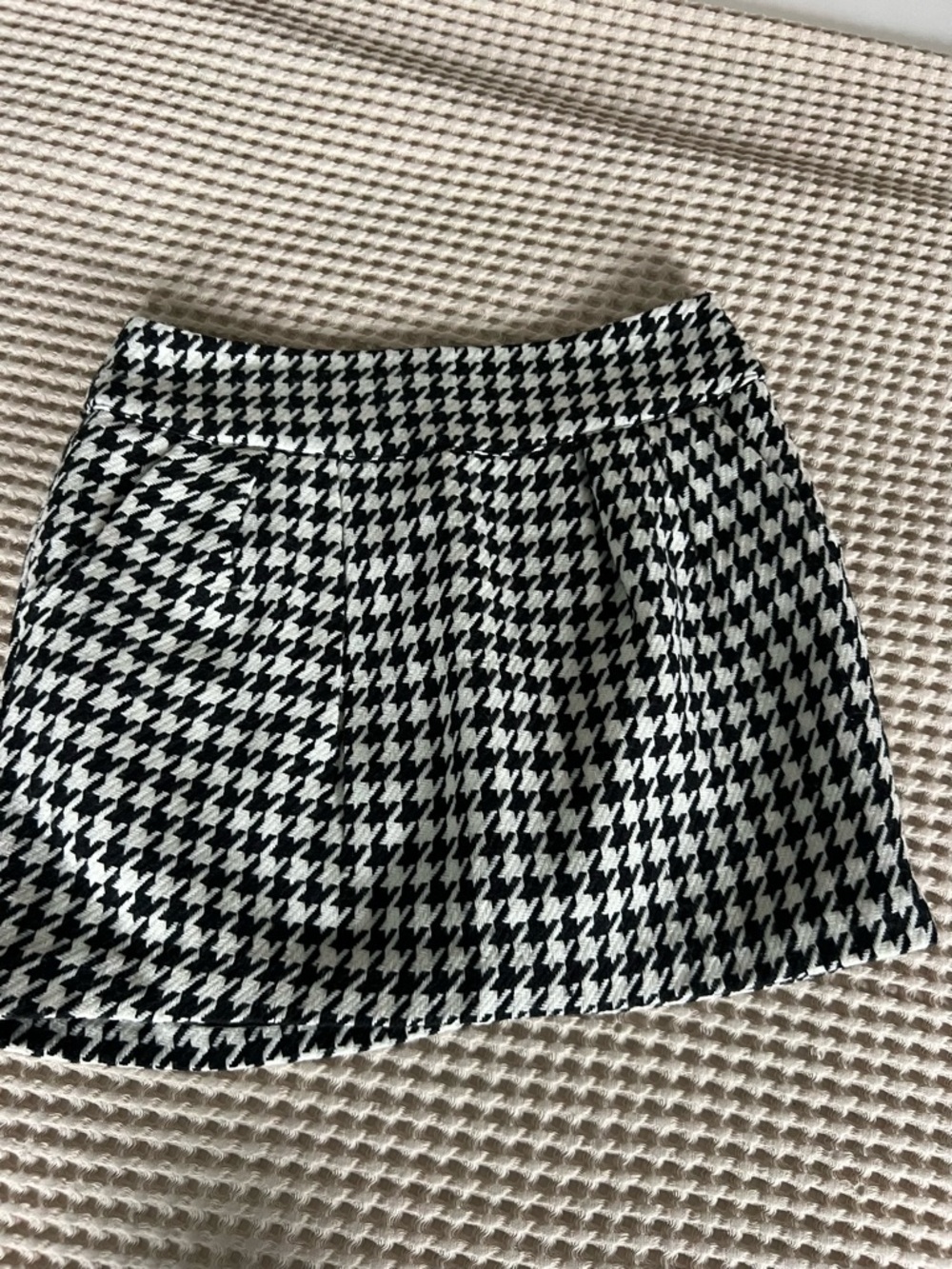 Forever 21 Black and White Houndstooth Mini Skirt